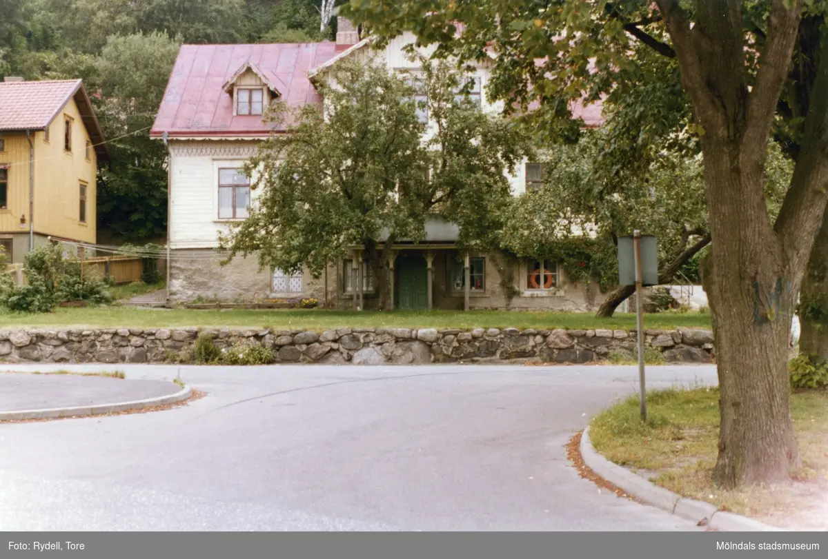 Trädgårdsgatan 8 i Mölndal på 1970-talet.
Huset kallades ibland för "Gamla apoteket". I huset bodde familjerna Axel Andersson och Harry Nilsson. 
Svenska pappersindustriarbetareförbundet, avd 63 (Papyrus fackförening) hade också sina lokaler i huset.