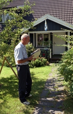 Lantbrevbärare Reinhold Andersson delar ut post under sin
lantbrevbäringstur. Tillhör en dokumentation av en lantbrevbärare i
trakten av Valdermarsvik av fotograf Ove Kaneberg.