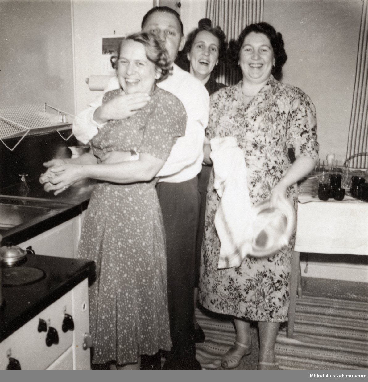 Köket på Solhemsgatan 10 efter 1948. Inga-Lill och Åke Börjesson tillsammans med Inga-Lills systrar Maj-Britt och Linnéa.