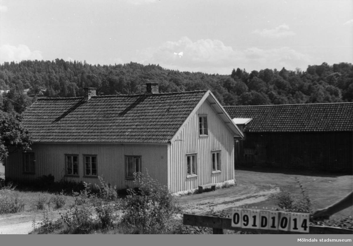 Byggnadsinventering i Lindome 1968. Skräppholmen 2:4.
Hus nr: 091D1014.
Benämning: permanent bostad och ladugård.
Kvalitet: mindre god.
Material: trä.
Tillfartsväg: framkomlig.
Renhållning: soptömning.