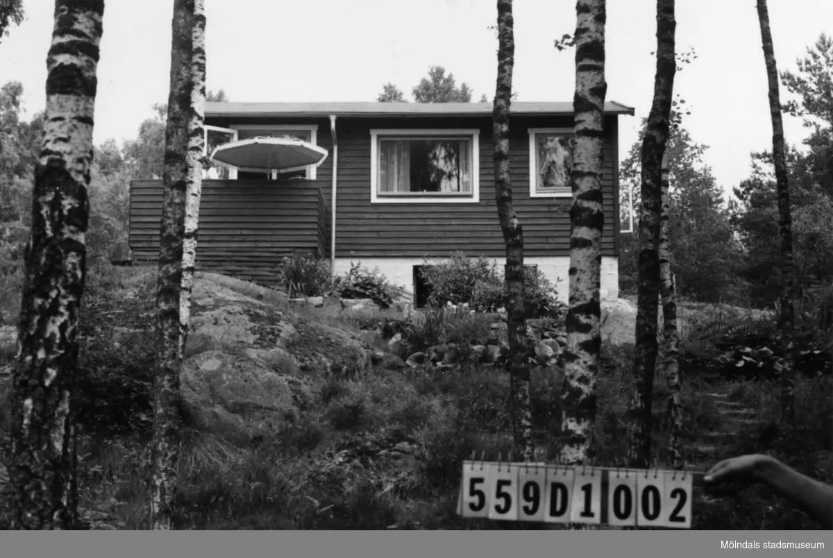Byggnadsinventering i Lindome 1968. Långås 1:33.
Hus nr: 559D1002.
Benämning: fritidshus.
Kvalitet: mycket god.
Material: trä.
Tillfartsväg: framkomlig.
Renhållning: soptömning.