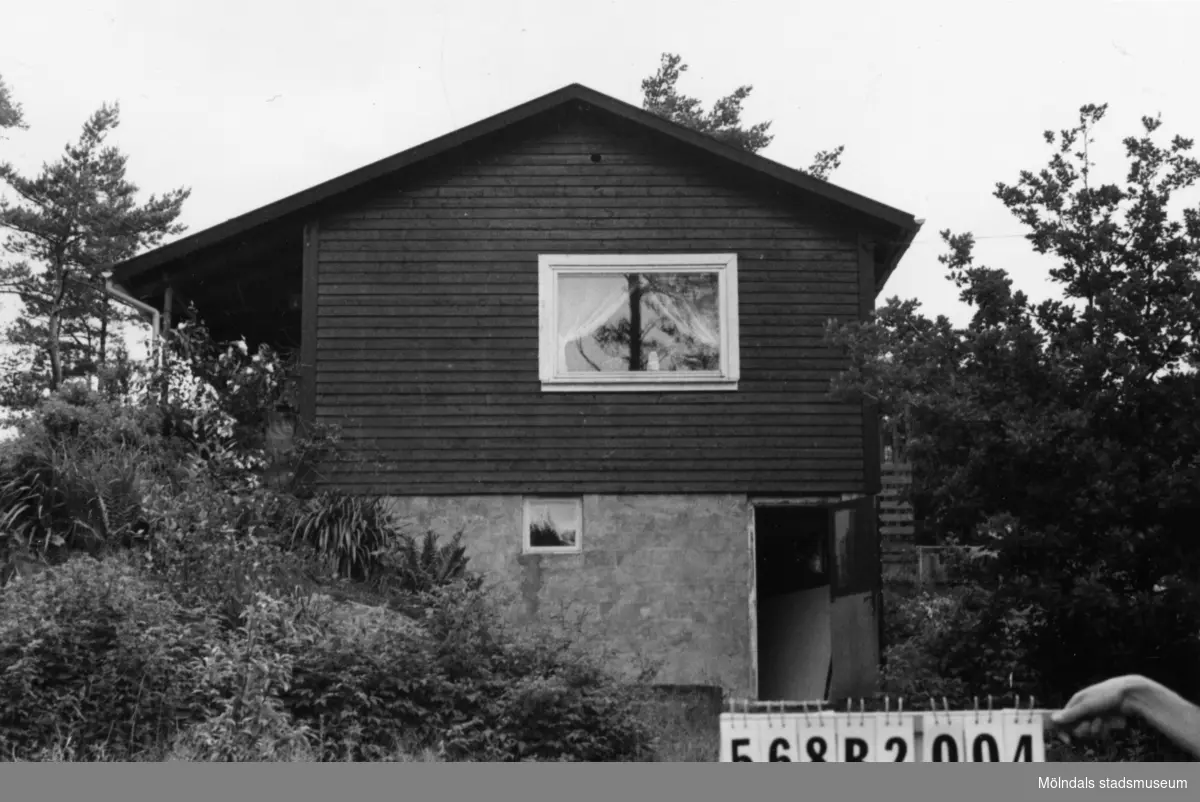 Byggnadsinventering i Lindome 1968. Skäggered 1:28.
Hus nr: 568B2004.
Benämning: fritidshus.
Kvalitet: god.
Material: trä.
Övrigt: under ombyggnad. Tomten i oordning.
Tillfartsväg: framkomlig.
Renhållning: soptömning.