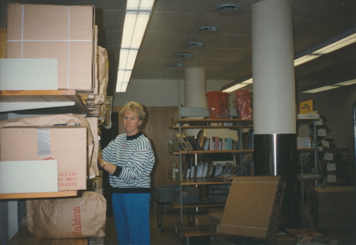 Interiör vid paketthanteringen på Postkontoret Jönköping 6, 1990.