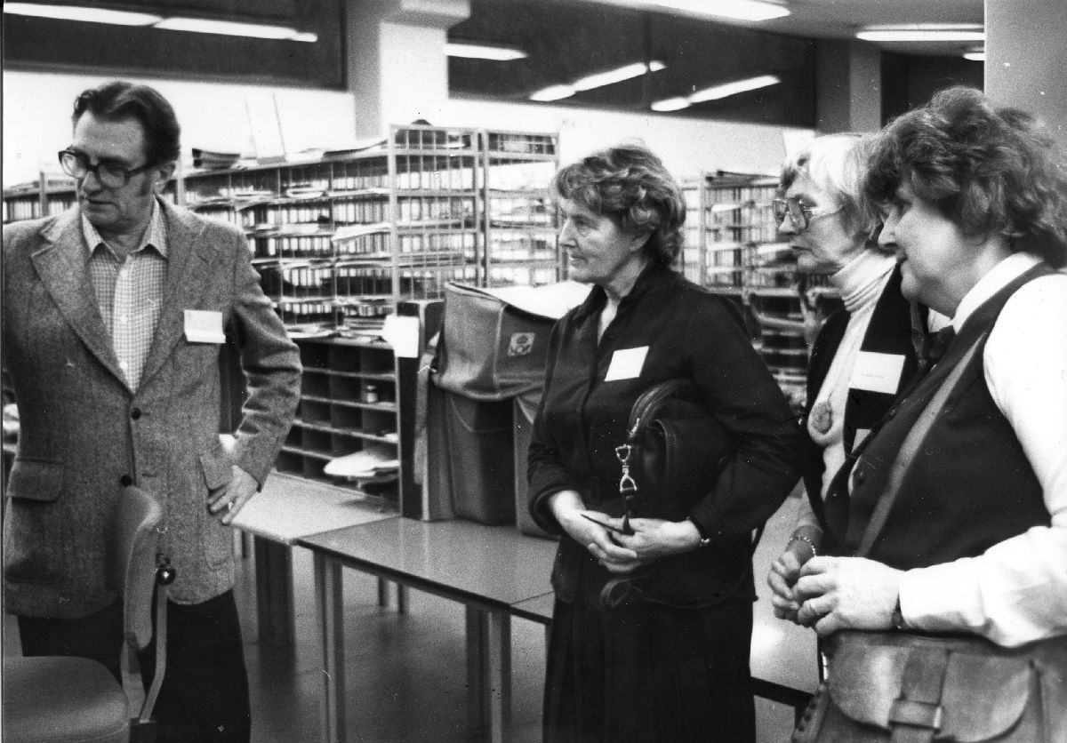 Öppet hus på postkontoret Skärholmen 1 i november 1980. Nils Ernsäter berättar för tre representatner från Svenska Bostäder om fastighetsböcker i brevbäringen.