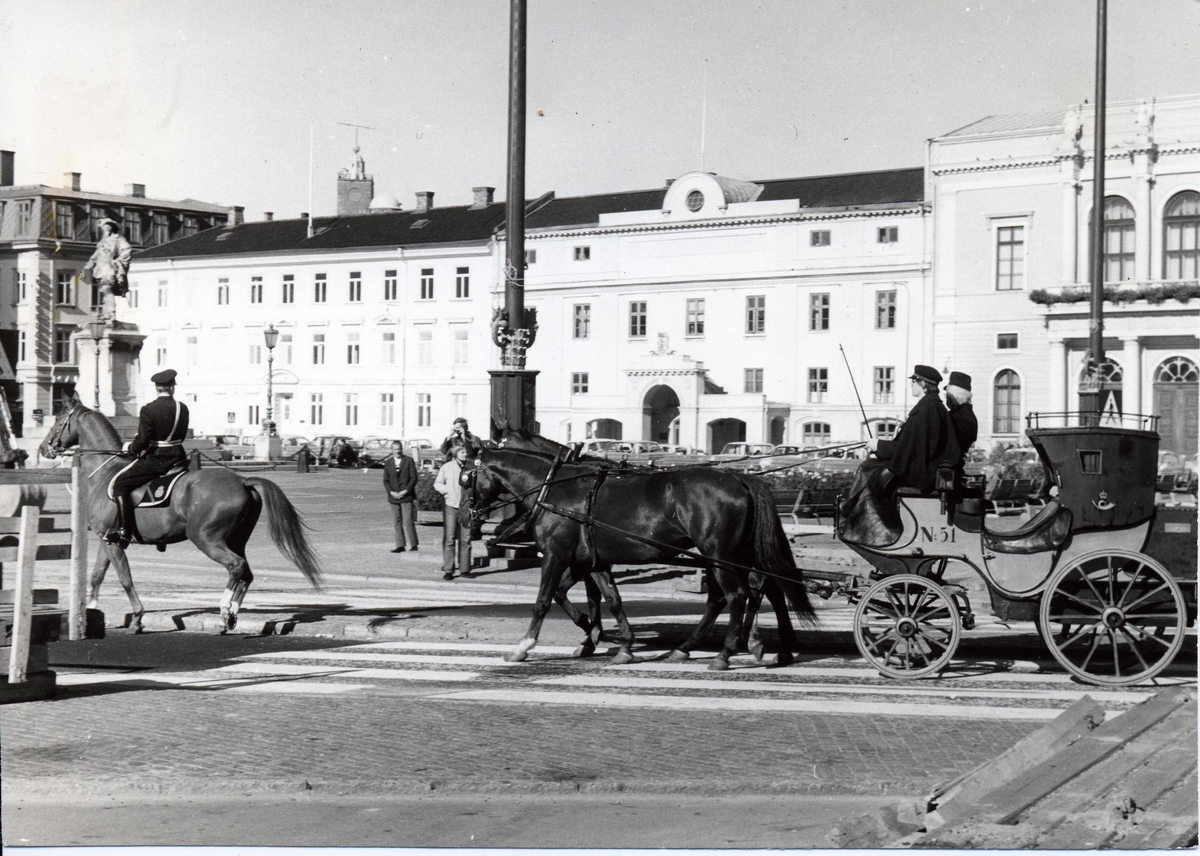 Hästpostdiligens nummer 51, som körs på en rundtur genom staden i samband med kassaexpiditionens Göteborg 1:s invigning i Östra Nordstan.