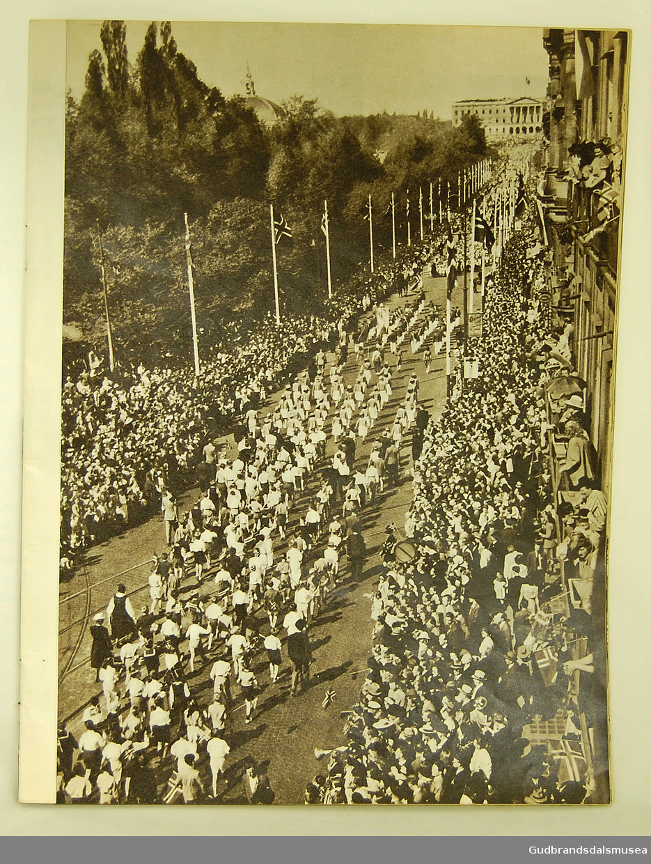 Deler av et hefte/tidsskrift. På forsiden bilde av masse folk i Karl Johans gate, det er 17.mai. Svart/hvitt bilde.