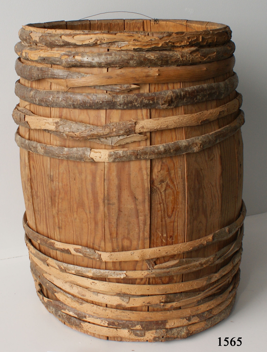 Krutcentner, streckat och förseglat. Kärl av trä, bandat, rymmande 1 ctr. Märkt: 1834.