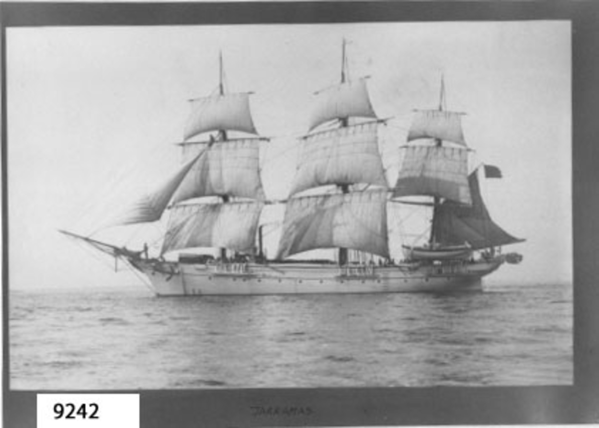 Fotografi inom ram av papp, grå. VÃ­sar skeppsgossefartyget JARRAMAS till sjöss under segel. 1900-talets början.
Märkt med svart: Jarramas.
