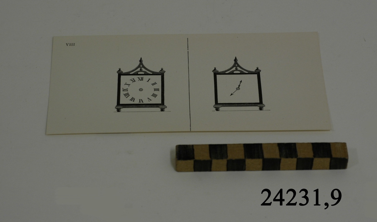 Rektangulärt vitt pappersark, numrerat VIII i övre vänstra hörnet. På arket syns två stycken olika bilder i svartvitt, en för vardera öga. Till vänster: Ett till formen kvadratiskt ur med romerska siffror. Till höger samma ur, men utan siffror, endast visare.