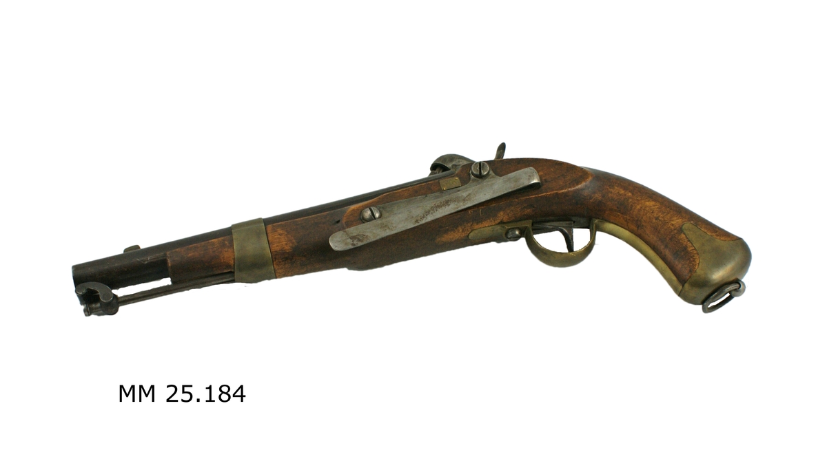 Pistol, 1854 års modell, slaglås. Märkt: "H. 1855. Nr 893". Kolven av trä, pipa och mekanism av stål. Beslagen av metall. Pipans längd: 245 mm. Kaliber: 16 mm. Hela längden: 400 mm.