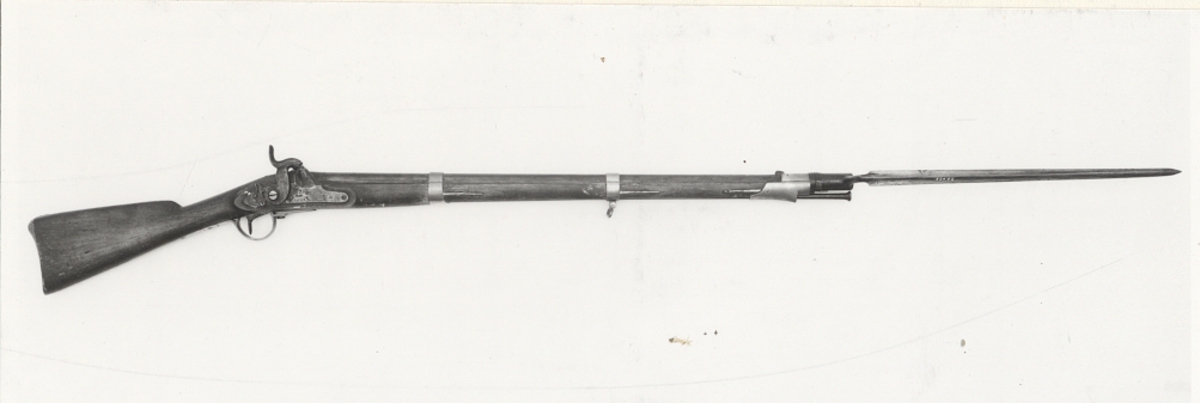 Carl Gustaf stad. Krönt C. 1856 (3?) 700. 1853. På kolvens översida CSH, A.H., krönt C
Modell 1845, förkortad, kaliber 18,5 mm
Låset tillverkat 1856.