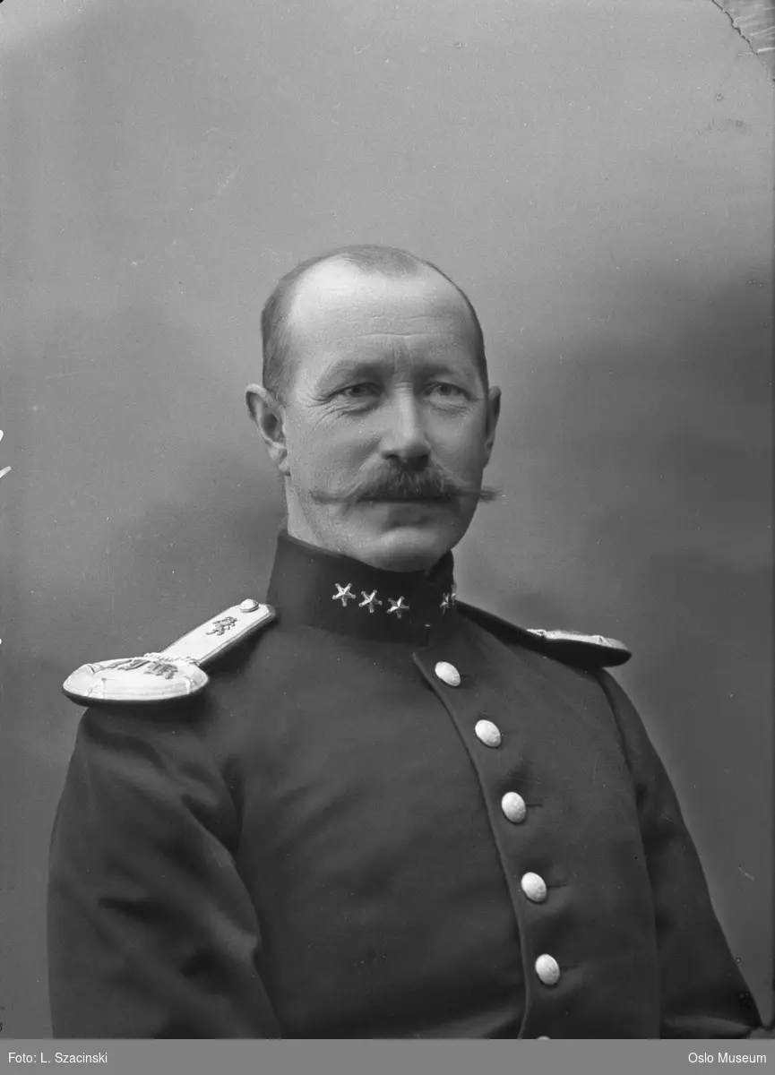 portrett, mann, kaptein ved Norske Jegerkorps, uniform, brystbilde