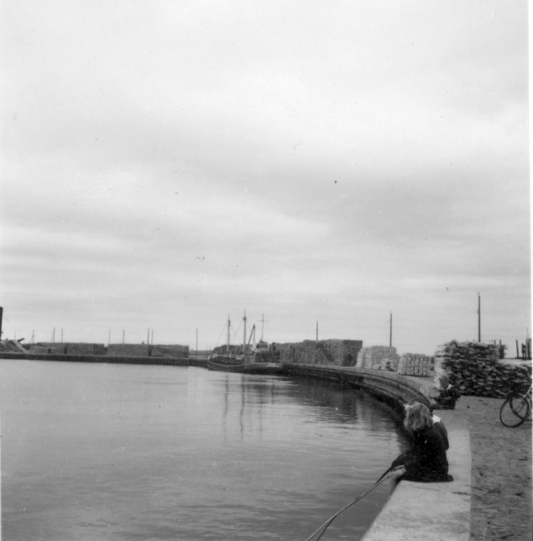 Småland, Kalmar. Parti av hamnen med trälastkajen.
