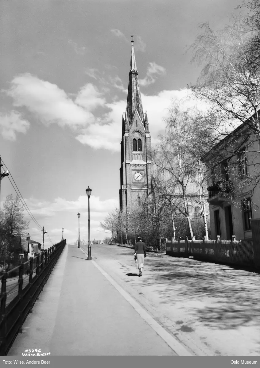 Uranienborg kirke, skole, gate, villaer, kvinne, gatebelysning