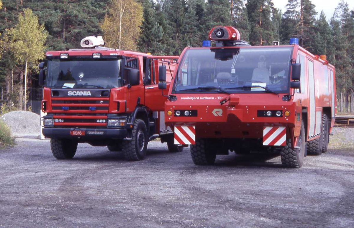 To røde brannbil fra Gardermoen Flyplass , OSL. Sett forfra