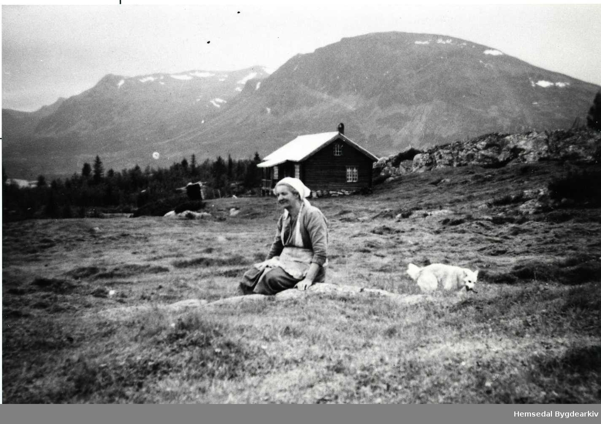 Kari Eikre på Pålhusvollen på Ålruststølane kring 1955. 52/7