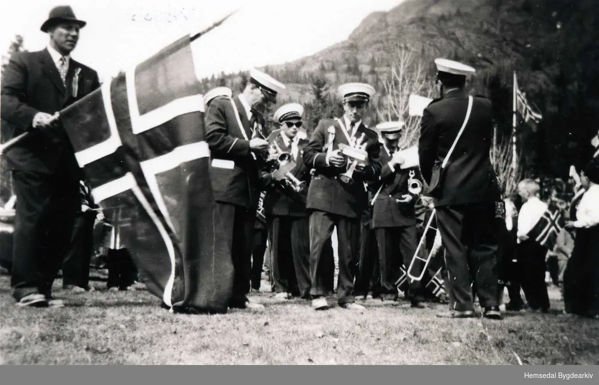 Hemsedal Bygdaheim ein 17.mai
Frå venstre: Lars Markegård, Olav Ransedokken, Arne Viljugrein, Ola Fauske, Knut Berg.
Dirigent Olav Sletten (med ryggen til)