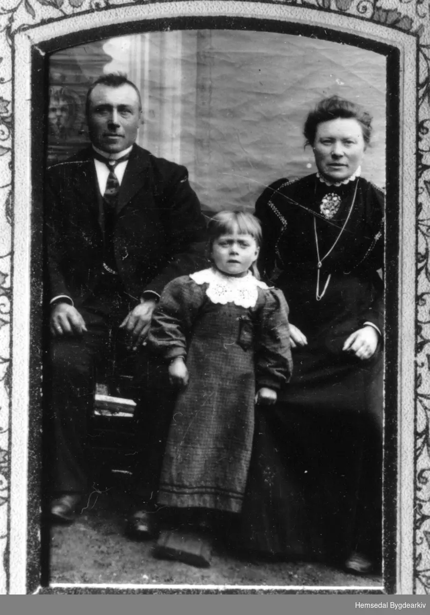 Veslle Eirik Hulebak, fødd 1867, gift med Birgit J. Imre (1866-1934) med dottera Gur (1907-1917). Vesle Guro omkom i treskinga på Hulebak.
Biletet er teke ca. 1912