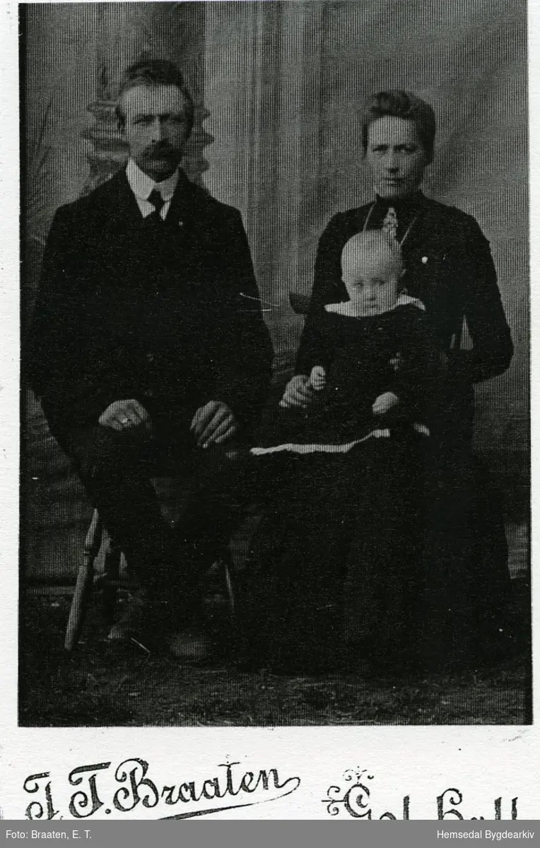 Andres Venås (1878-19589 med  kona Gunvor Eiriksdotter Huso (1882-1955) med dottera Birgit. fødd 1912.