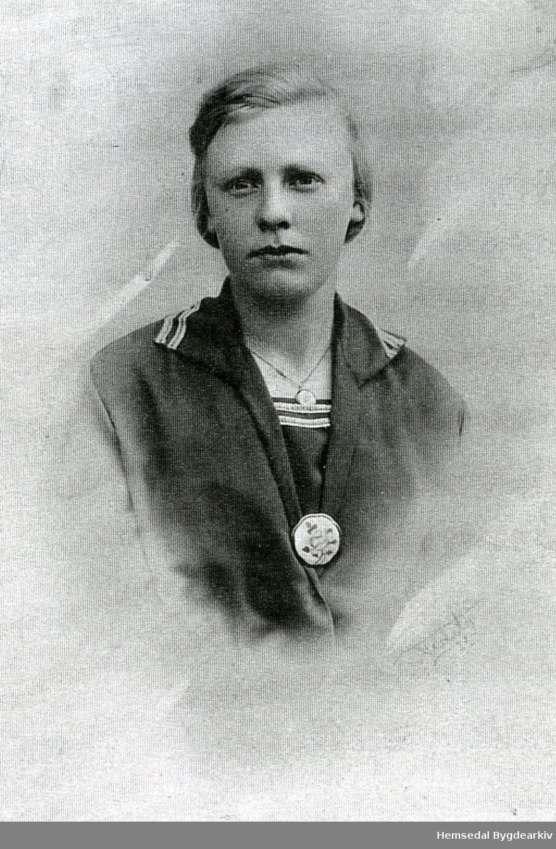 Anne O. Kyrkjebøen, fødd 1908, gift Grøthe.