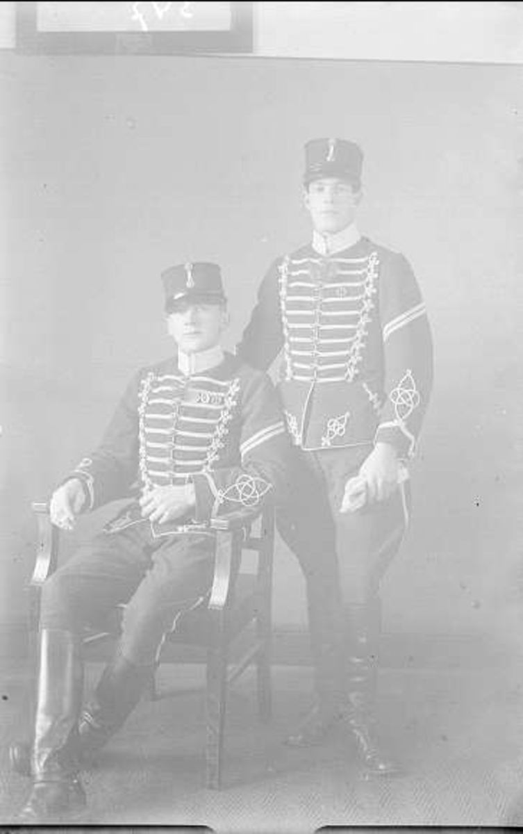 Två livhusarfurirer (två skolstreck på ärmen) i uniform m/1895.