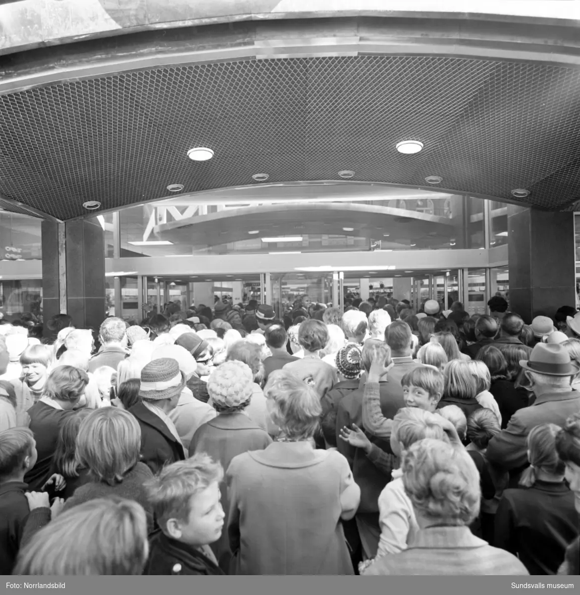 Tempo-invigningen. Utanför ingången samlades mängder av intresserade Sundsvallsbor inför öppningsdags.