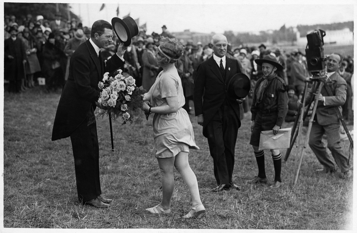 Gymnastikuppträdande
Kronprins Gustav VI Adolf delar ut blommor