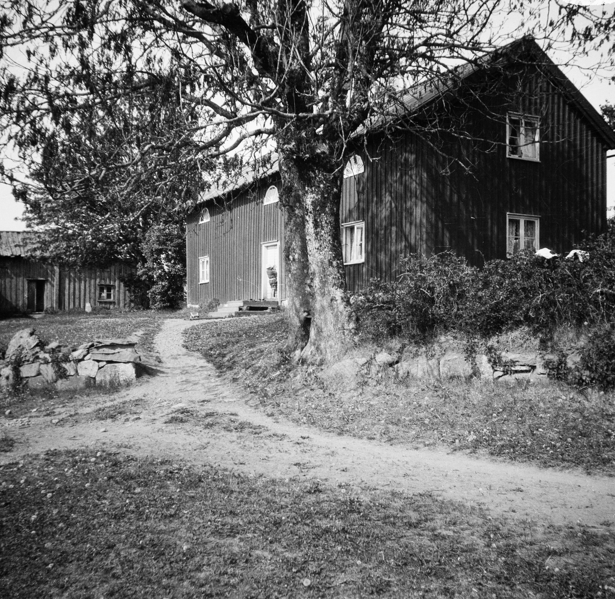 Stommen i Gullereds by, Västergötland
Exteriör

Svensk arkitektur: kyrkor, herrgårdar med mera fotograferade av Arkitekturminnesföreningen 1908-23.