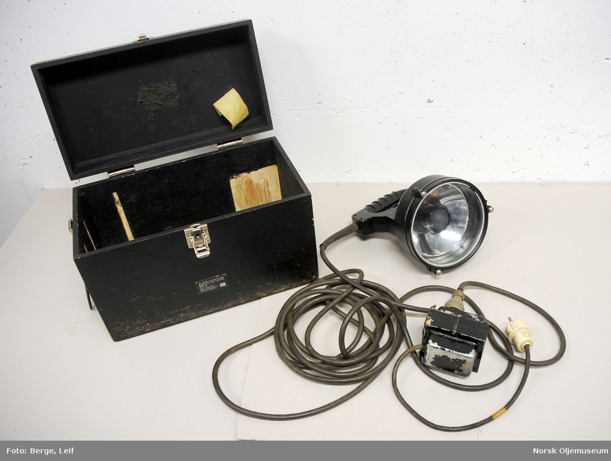 Morselampe fra Statfjord A med omformer. Utstyret er oppbevart i en sort trekasse.