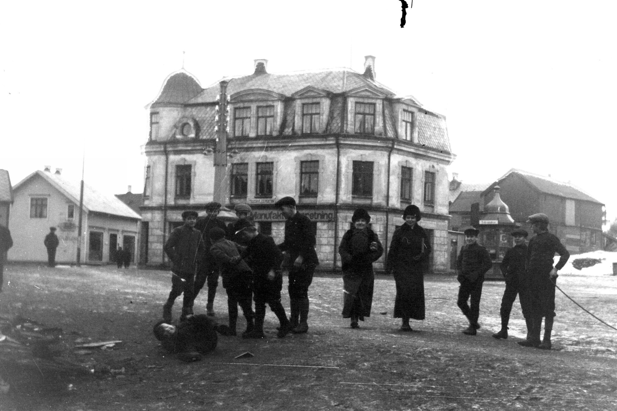 Barn på Rikard Kaarbøs plass, foran bygget som senere ble kjent som "Bothnergården".