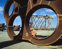 En mann inni en plattformdel under bygging av Ekofisk 2/4 Ki