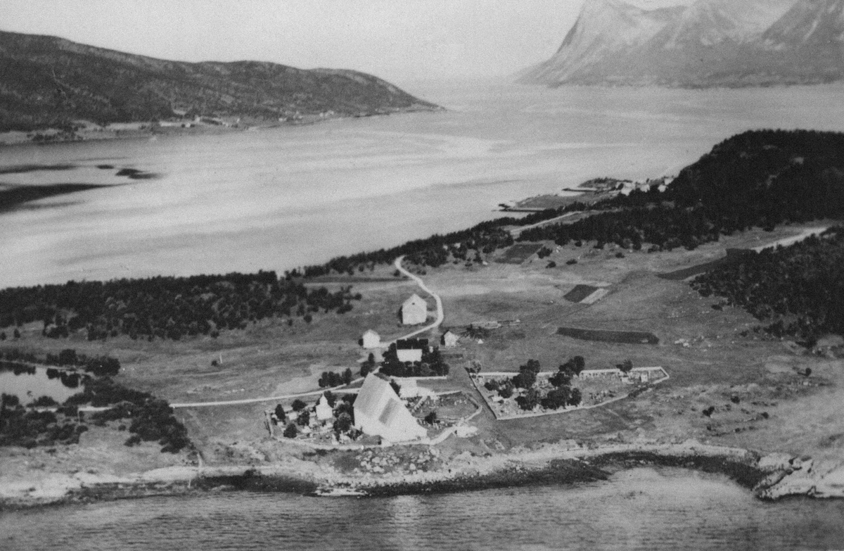Flyfoto av området rundt Trondeneskirken, tatt en gang før krigen.