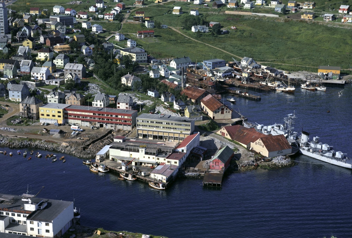 Flyfoto av Harstadhavn og Samasjøen, med en flik av Hamnneset i forgrunnen.