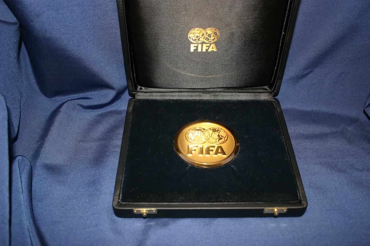 Fra FIFA-president Sepp Blattersbesøk i Oslo i 2003
Medalje diam. 7 cm,etui 18 x16 cm.