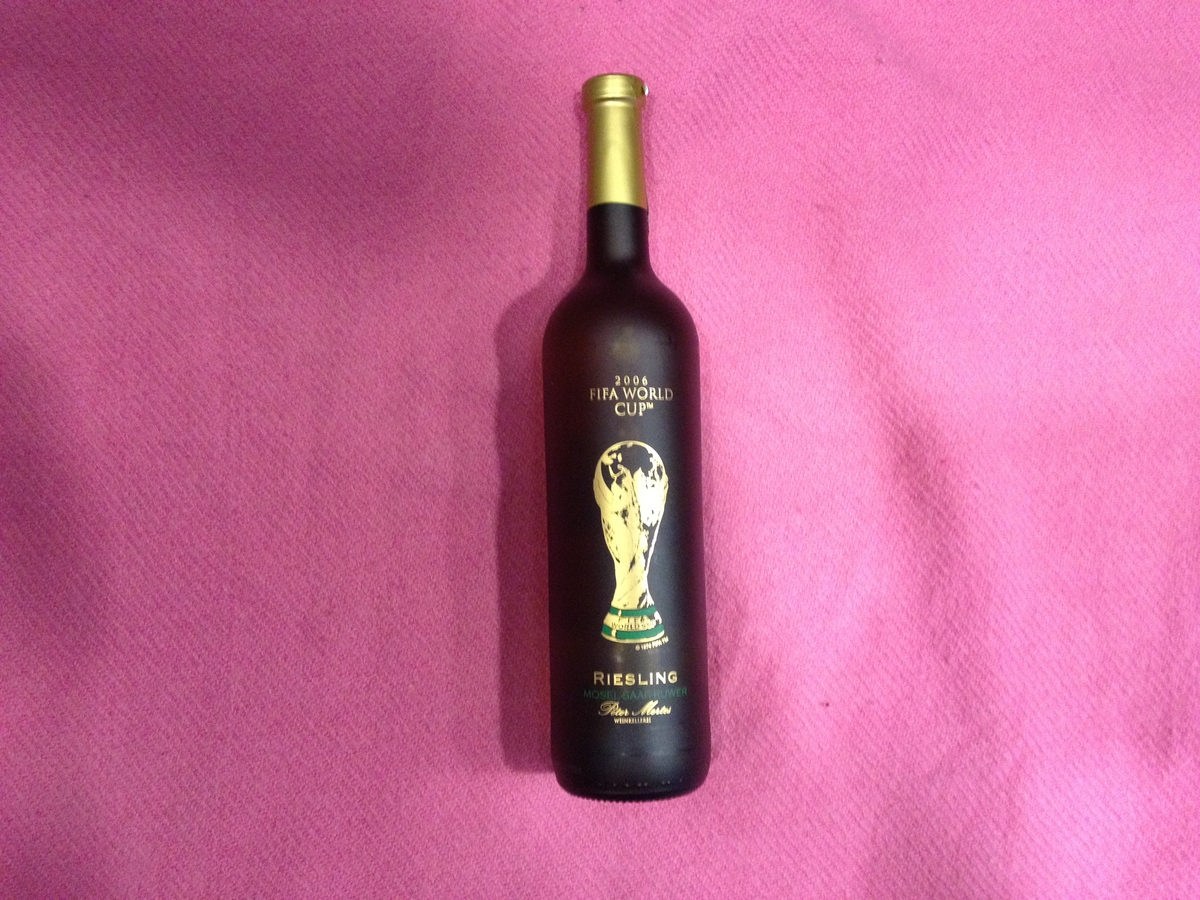 Hvitvinsflaske,merke Riesling produsert til Fotball-VM i Tyskland 2006.