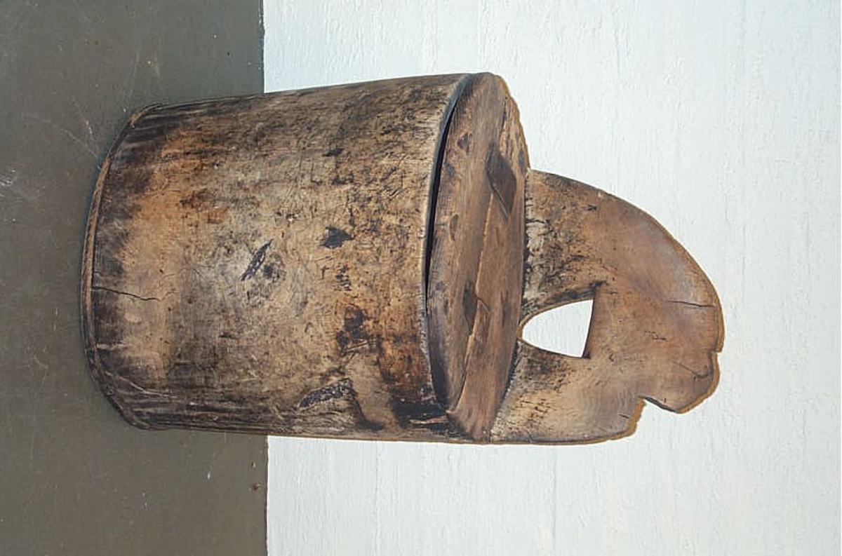 Form: Sylinderforma  -   lok i sete
DHS.30838 er truleg komen inn til museet omkring 1985-1990. Vi kjenner ikkje historien til gjenstanden.