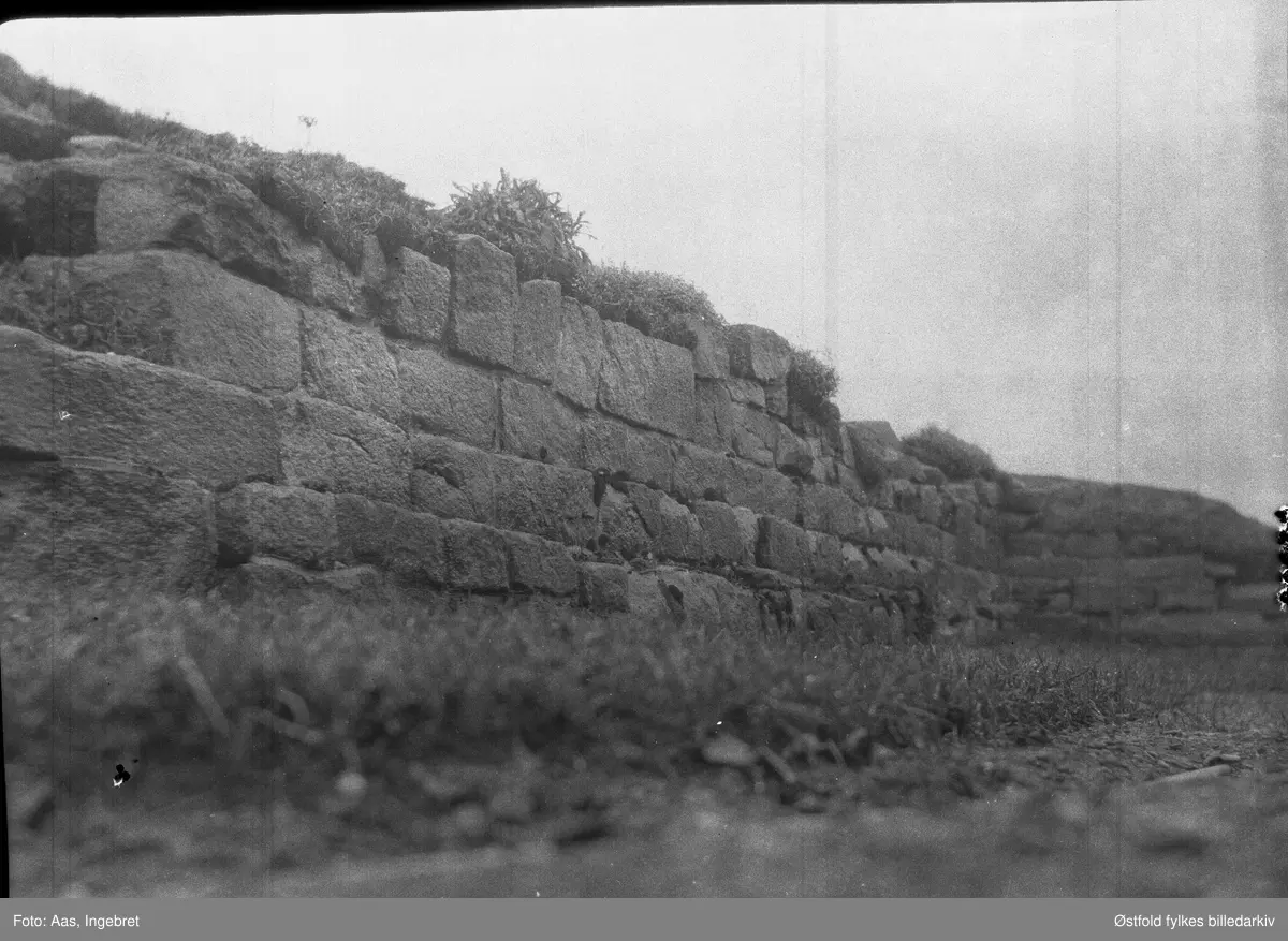 Ruinparken (Nikolas-kirkens ruiner), Borgarsyssel Museum ca. 1925.