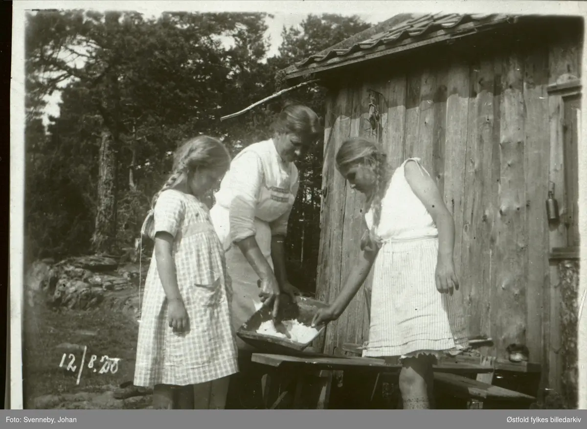 Sørbyseter, Trømborgfjella i Eidsberg.  Maren Trømborg elter smør, jentene Gerd og Edith (fra Drammen) ser på. Bildet er tatt 1920.