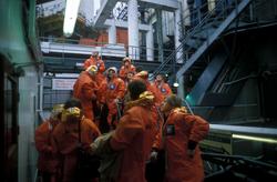 Statfjord A arbeidere på vei fra et av flotellene opp til A-