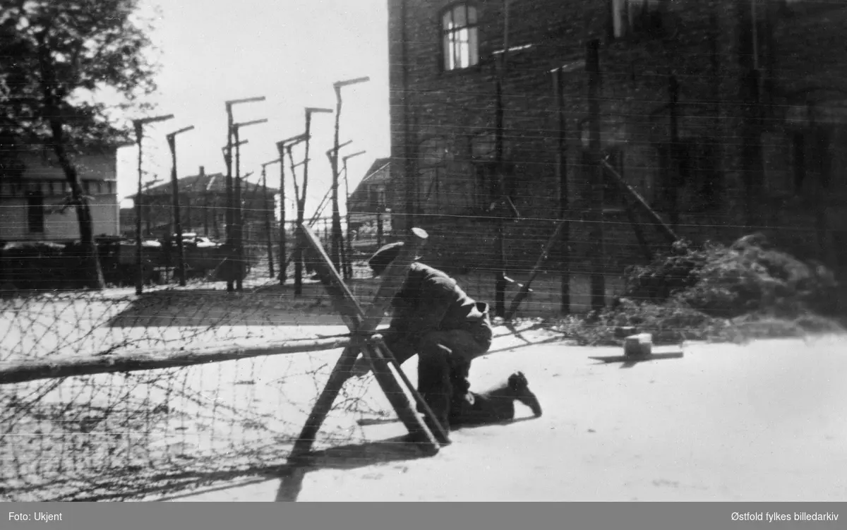 Greåker skole i Tune med sperringer for de polske krigsfangene som var der i tida 1940-45.
