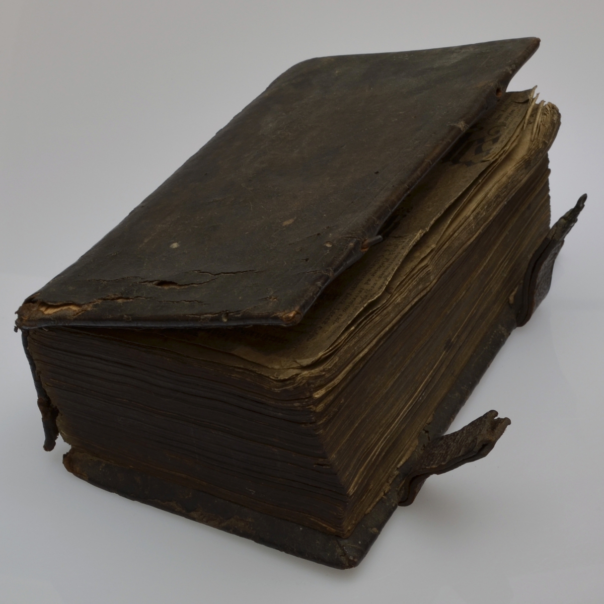 Boka har 1832 prega inn på baksida. Dette tyder truleg at denne er bunden inn på nytt i 1832.