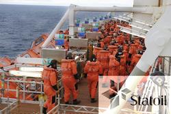 Livbåtøvelse på Statfjord C.  Livbåtene er av fritt fall typ