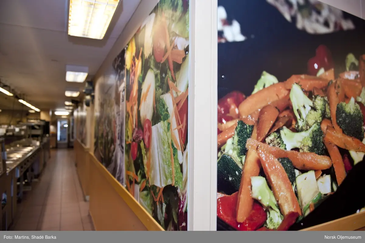 God og sunn mat blir frontet med fargerike bilder i kantina på Statfjord B.