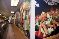 God og sunn mat blir frontet med fargerike bilder i kantina 