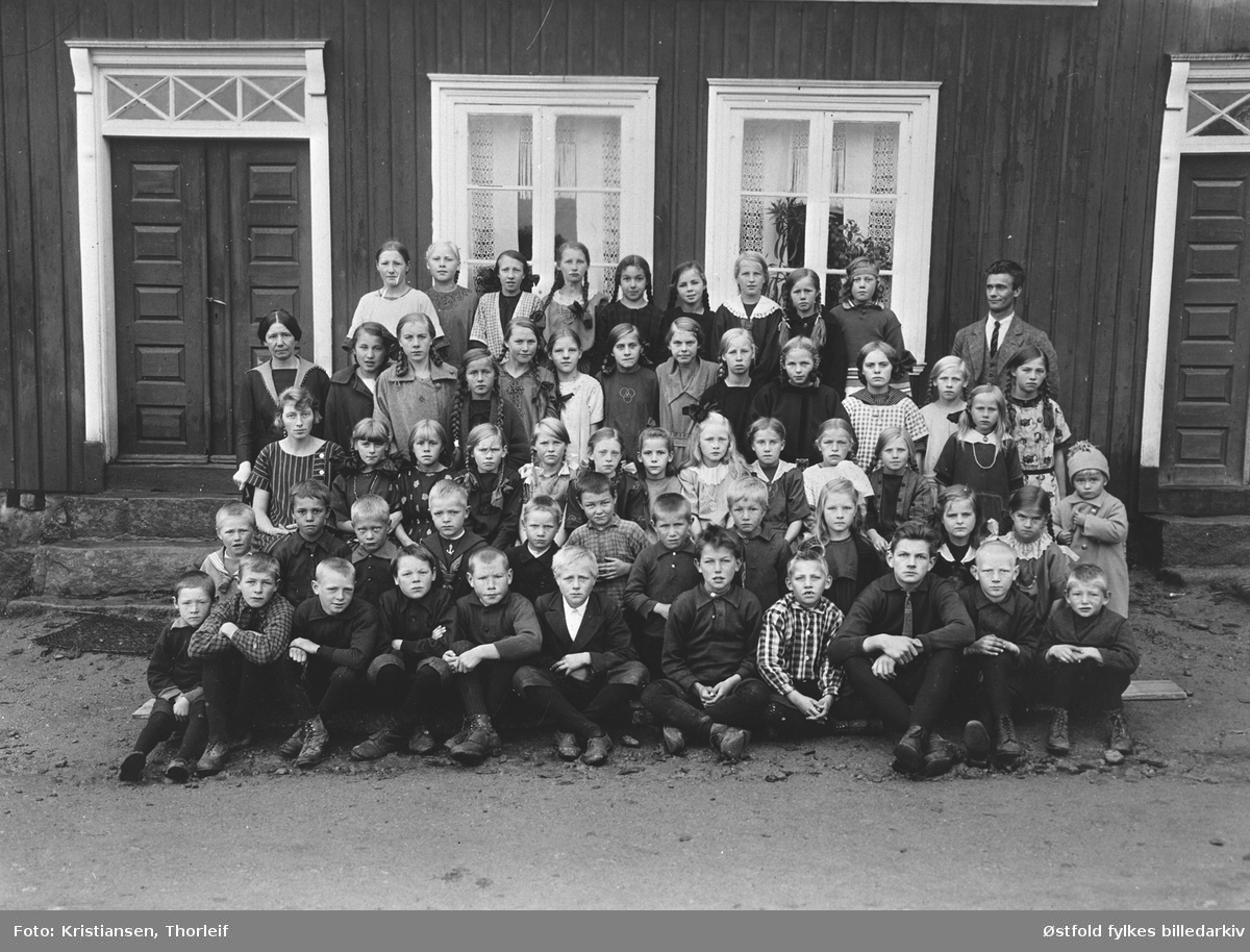 Opstad skole i Tune med lærere og elever 1922. Skolen brant ned på 1950-tallet og er nedlagt. Lærere Astrdi Tangen og Trygve Ulstein. Navneliste - snu arket%