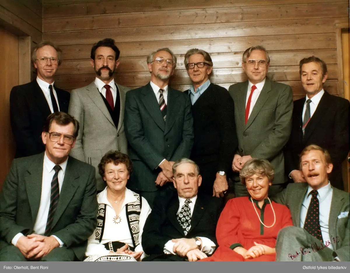 Styre og administrasjon for Indre Østfold sykehus 1983.
Første rad fra venstre: 
Konst. økonomisjef Erik Skauen, Harald Njøs, John Sævik, Ivar Karlstad, Thor Gudim, John Evensen. 
Andre rad: 
Direktør Hans O. Larsen, Gudrun Røine, Johan Volden (formann), sjefsykepleier Ger Haugerud, overlege Bjørn Linnestad.