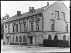 Sarpsborg Sparebank i Glengsgata 20. 
Gateparti, forretning