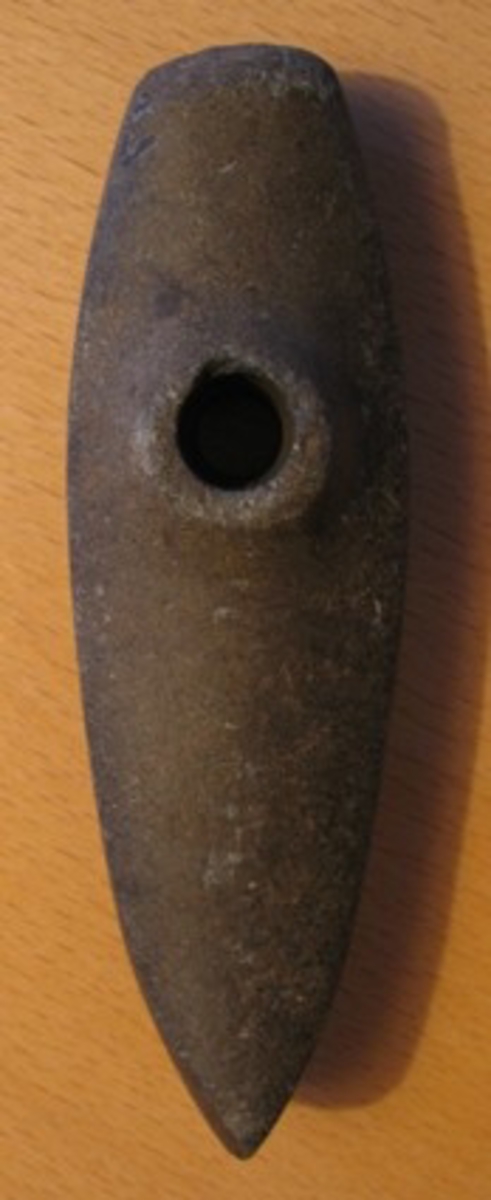 11 014: Funnen Eggby socken, Västergötland. Förvärv (Antikvitetshandeln Varia i Göteborg) 1912.

Båtyxa, 1 st av diabas. Slipad runt om med vinklad undersida vid eggen. Låg skadad holk. Litet cylindriskt skafthål. Nackknopp. L. 14,1 cm,  br. 4,5 cm.