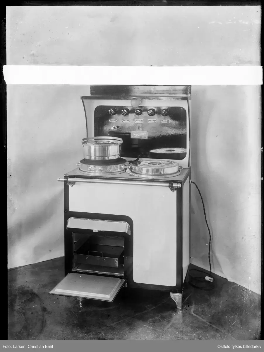 Sarpsborgkomfyren, reklameopptak. Komfyr med magasin.