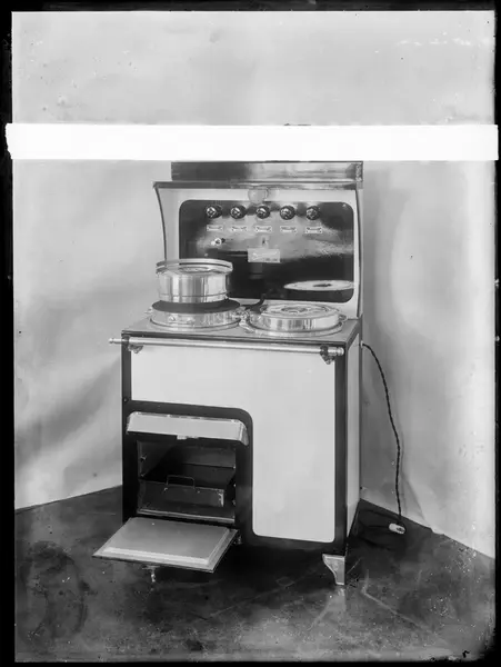 Sarpsborgkomfyren, reklameopptak. Komfyr med magasin.